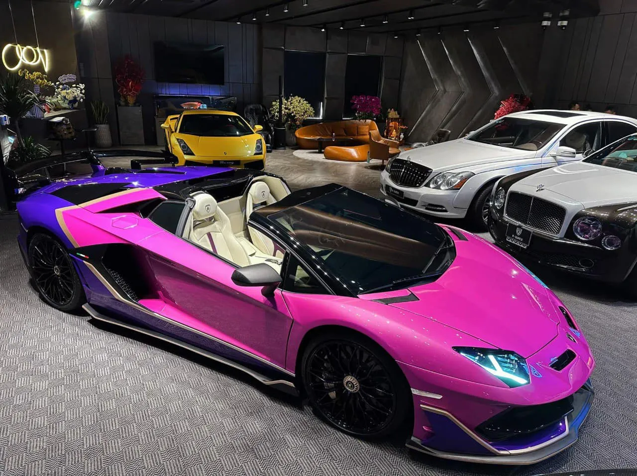 trum-buon-sieu-xe-vua-bi-tam-giam-dan-xe-hop-xep-lop-boc-hoi-showroom-con-5-chiec (1)