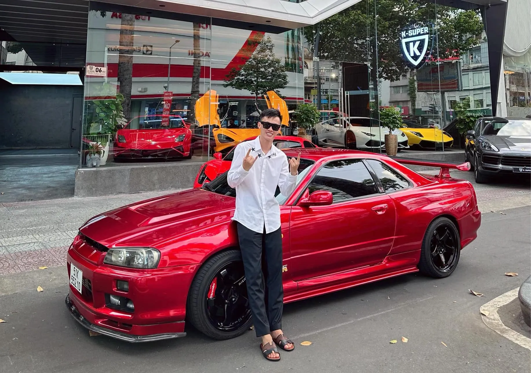 trum-buon-sieu-xe-vua-bi-tam-giam-dan-xe-hop-xep-lop-boc-hoi-showroom-con-5-chiec (11)