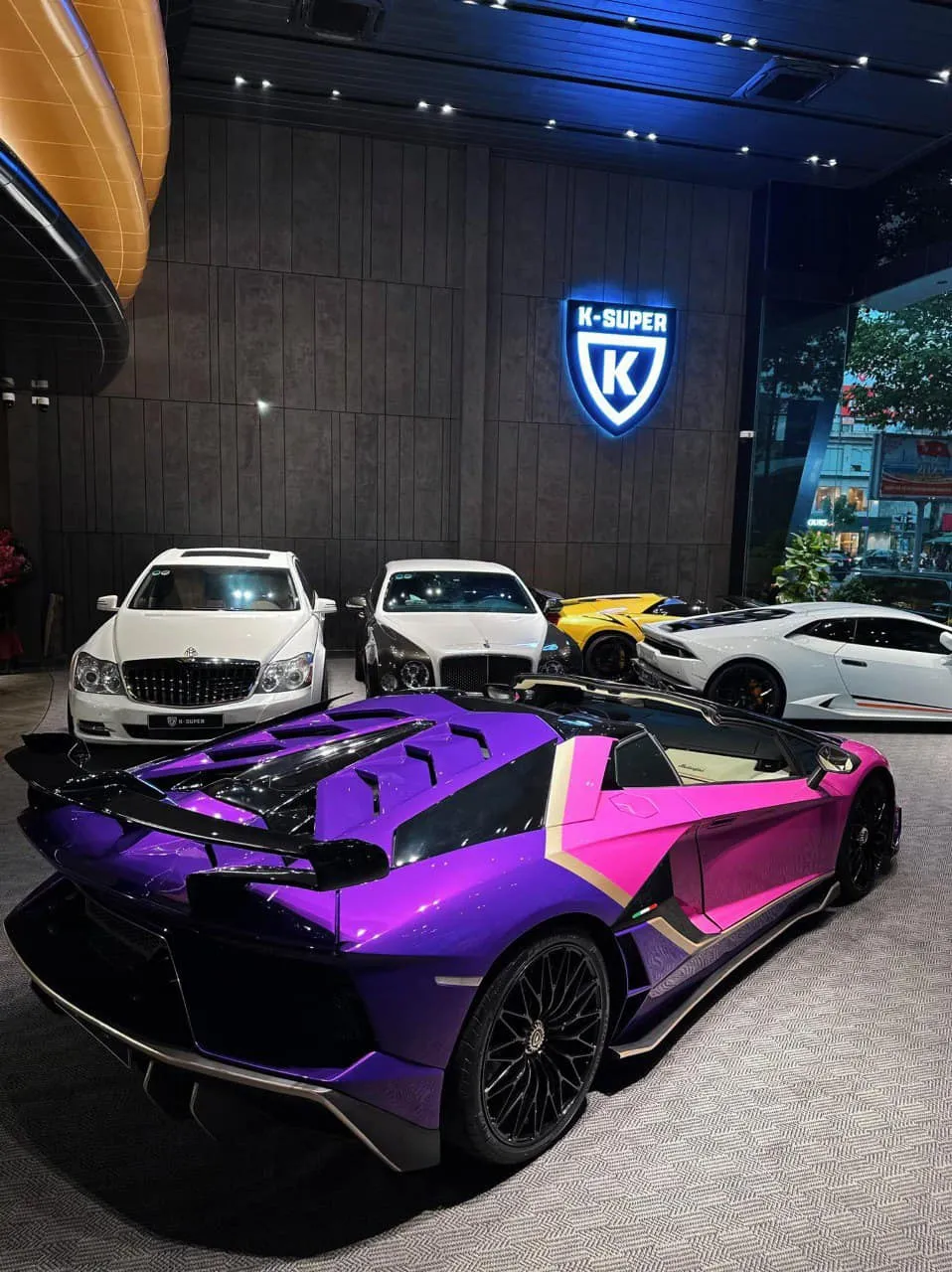 trum-buon-sieu-xe-vua-bi-tam-giam-dan-xe-hop-xep-lop-boc-hoi-showroom-con-5-chiec (2)