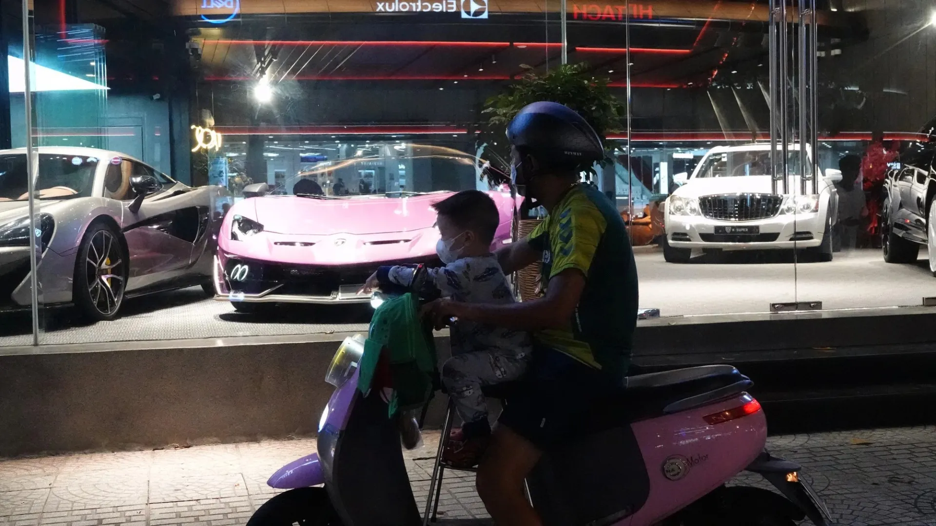 trum-buon-sieu-xe-vua-bi-tam-giam-dan-xe-hop-xep-lop-boc-hoi-showroom-con-5-chiec (5)