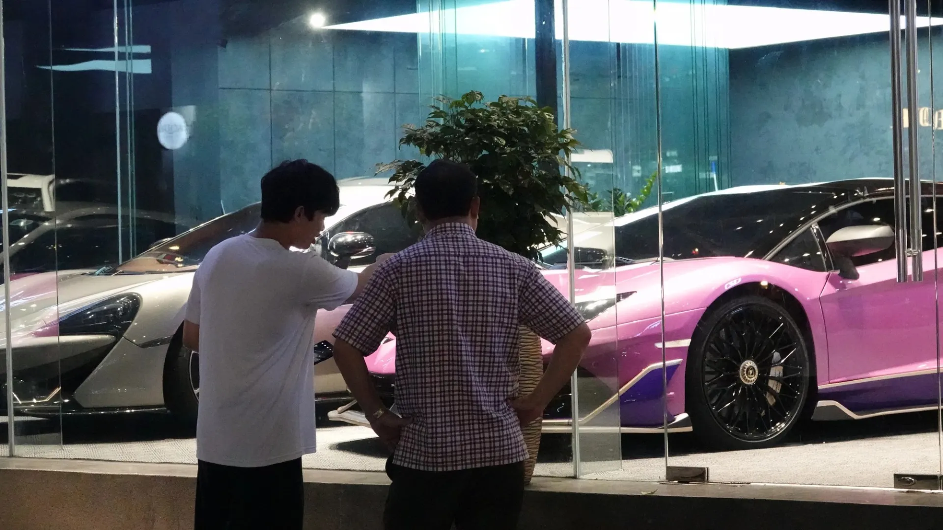 trum-buon-sieu-xe-vua-bi-tam-giam-dan-xe-hop-xep-lop-boc-hoi-showroom-con-5-chiec (6)