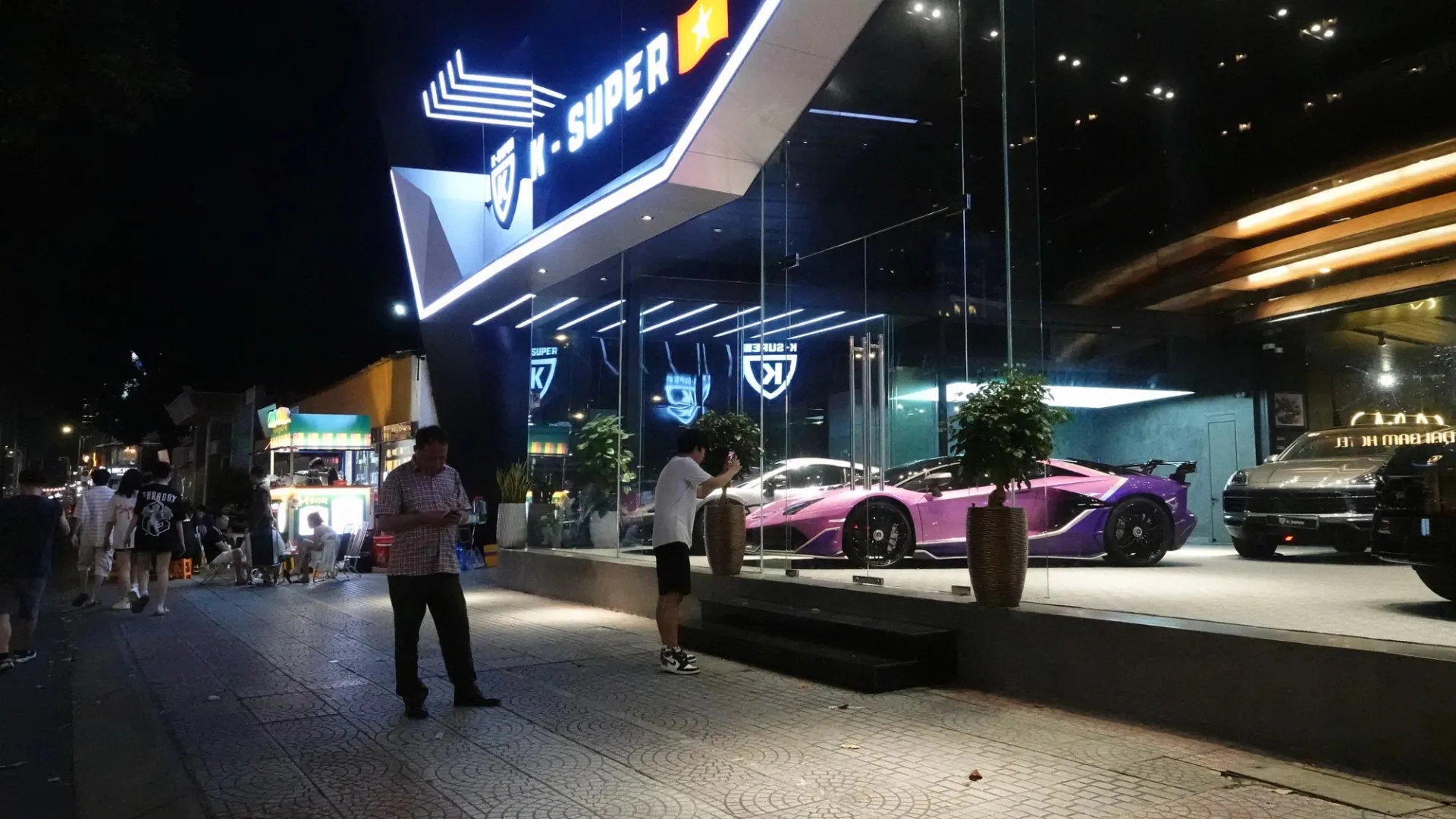 trum-buon-sieu-xe-vua-bi-tam-giam-dan-xe-hop-xep-lop-boc-hoi-showroom-con-5-chiec (8)