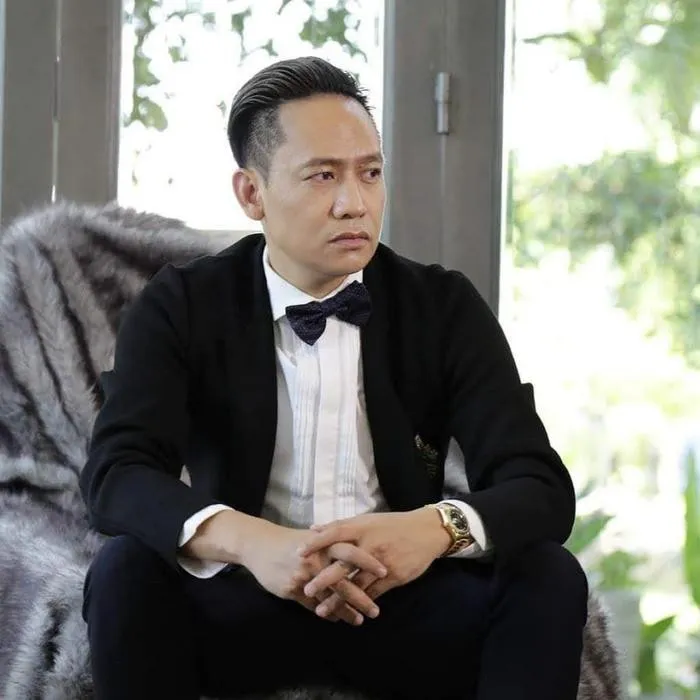 on-ao-phan-cong-khanh-mot-ca-si-len-tieng-nhieu-nghe-si-khoe-chup-hinh-voi-dai-gia-sieu-xe-nho-vao-tu-tham-ban (4)