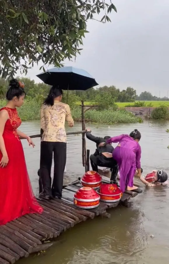 xon-xao-dam-cuoi-don-dau-gian-nan-nhu-di-thinh-kinh-cua-thay-tro-duong-tang-treo-deo-loi-suoi-co-du (3)