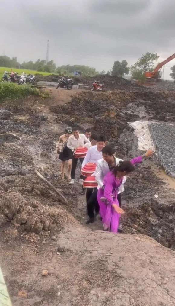 xon-xao-dam-cuoi-don-dau-gian-nan-nhu-di-thinh-kinh-cua-thay-tro-duong-tang-treo-deo-loi-suoi-co-du (5)