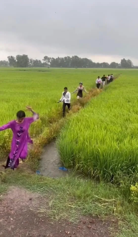 xon-xao-dam-cuoi-don-dau-gian-nan-nhu-di-thinh-kinh-cua-thay-tro-duong-tang-treo-deo-loi-suoi-co-du (6)