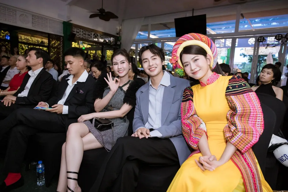 dien-vien-luu-huyen-trang-cam-thay-xau-ho-khi-dong-canh-giuong-chieu-voi-tuan-tu-co-gang-lam-mot-dup-cho-xong (4)