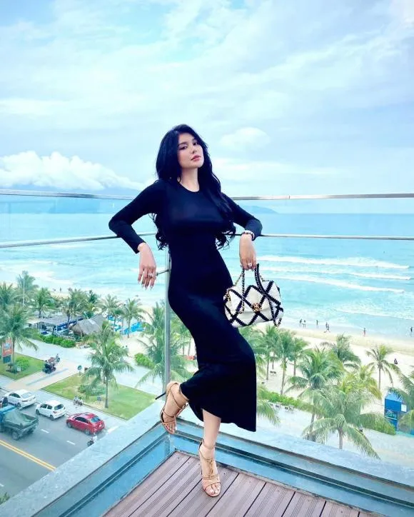 lily-chen-bat-ngo-di-dan-mat-ke-thu-ba-noi-ro-moi-quan-he-cua-kha-ngan-voi-chong-minh (9)