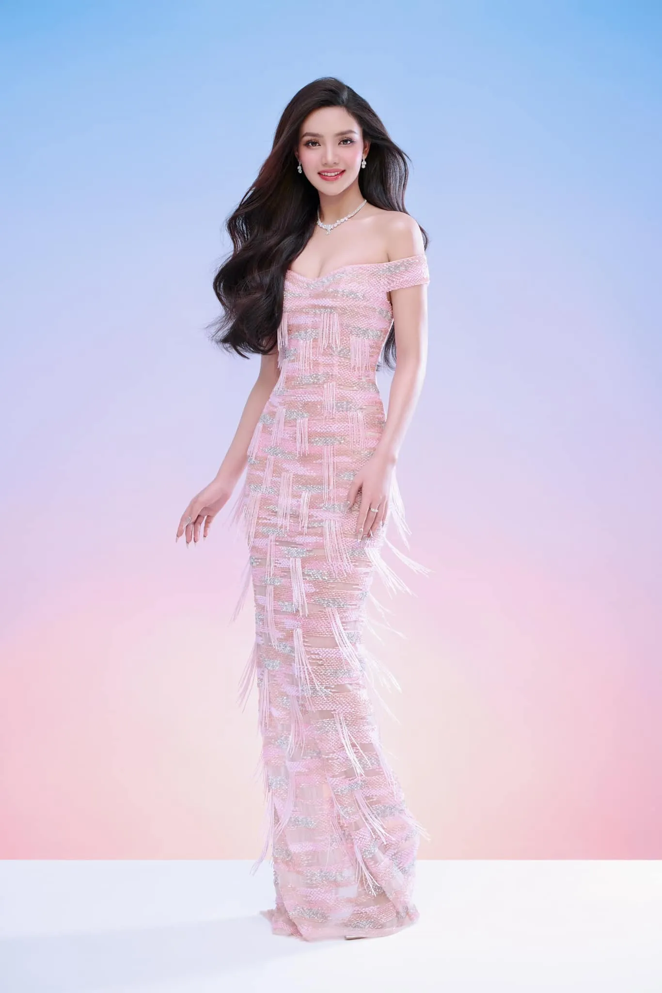 co-gai-duoc-sap-dat-lay-chong-nam-17-tuoi-quyet-tam-thi-miss-word-vietnam-de-doi-doi-truyen-cam-hung-nhu-hhnie (6)