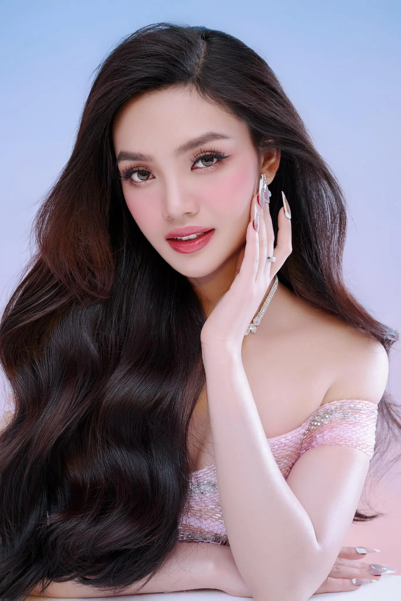 co-gai-duoc-sap-dat-lay-chong-nam-17-tuoi-quyet-tam-thi-miss-word-vietnam-de-doi-doi-truyen-cam-hung-nhu-hhnie (7)