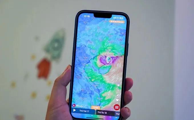 ung-dung-tren-dien-thoai-giup-nguoi-dan-theo-doi-thong-tin-va-huong-di-chuyen-cua-bao-lien-tuc (2)