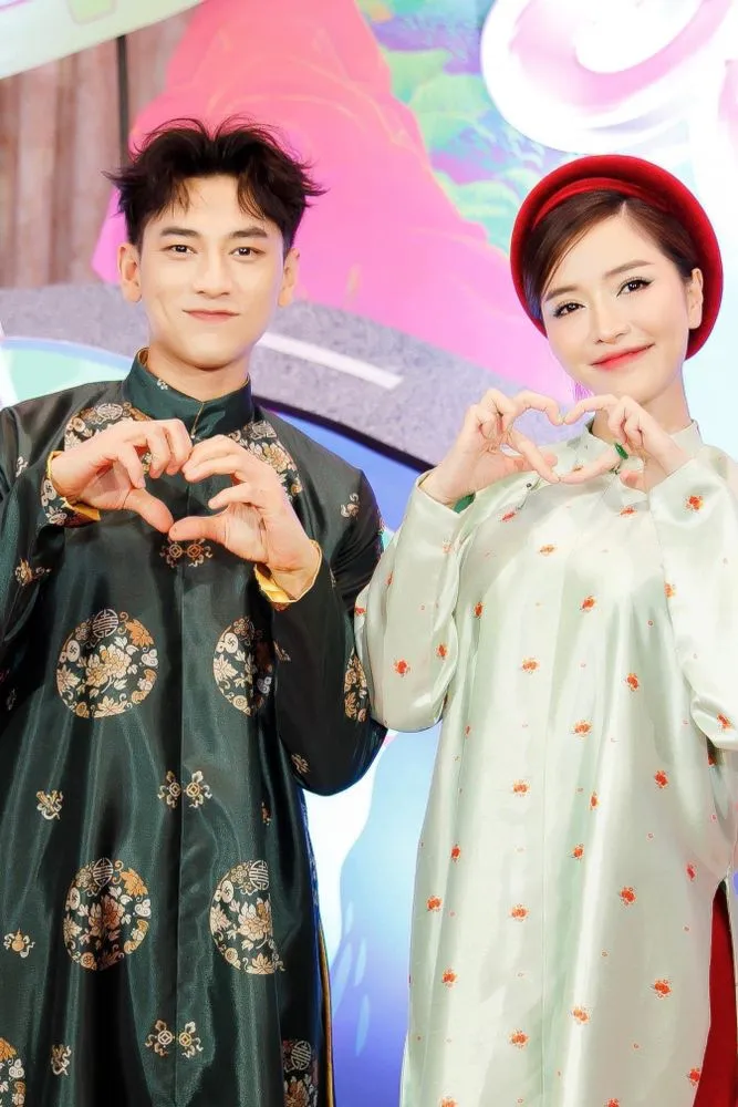 ram-ro-clip-issac-khoa-moi-bich-phuong-khien-cdm-day-song-nu-hon-bay-thang-top-1-trending-mxh (3)