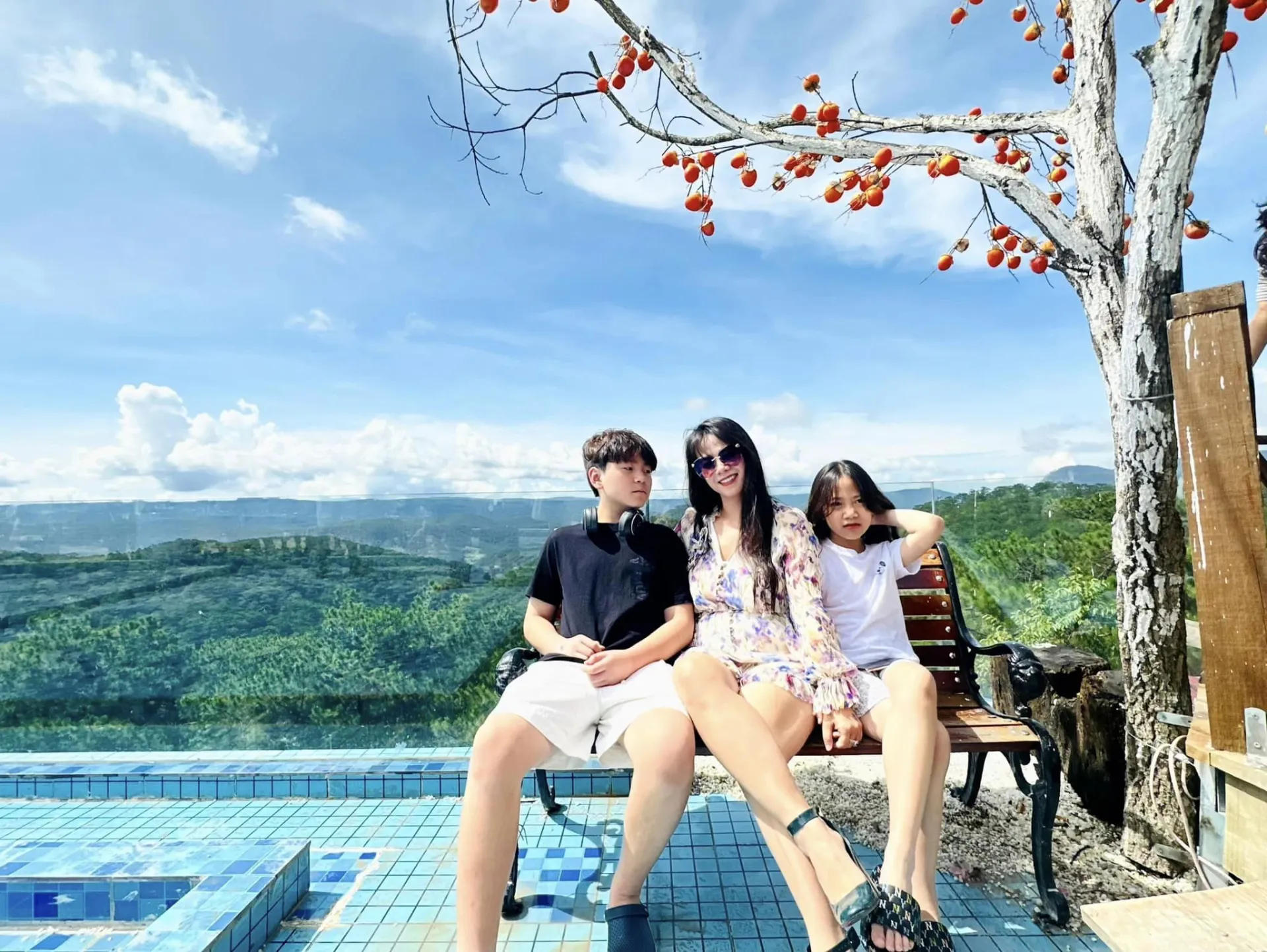 giua-luc-shark-binh-phuong-oanh-ruc-rich-cuoi-voi-vo-cu-lien-om-con-gai-noi-thang-mot-dieu (3)