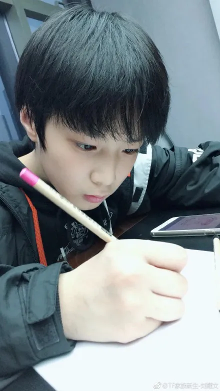 be-trai-tieu-hoc-viet-van-khien-co-giao-doc-xong-cuoi-nac-ne-dan-mang-cung-ngo-ngang-truoc-cai-ket-kho-luong (2)