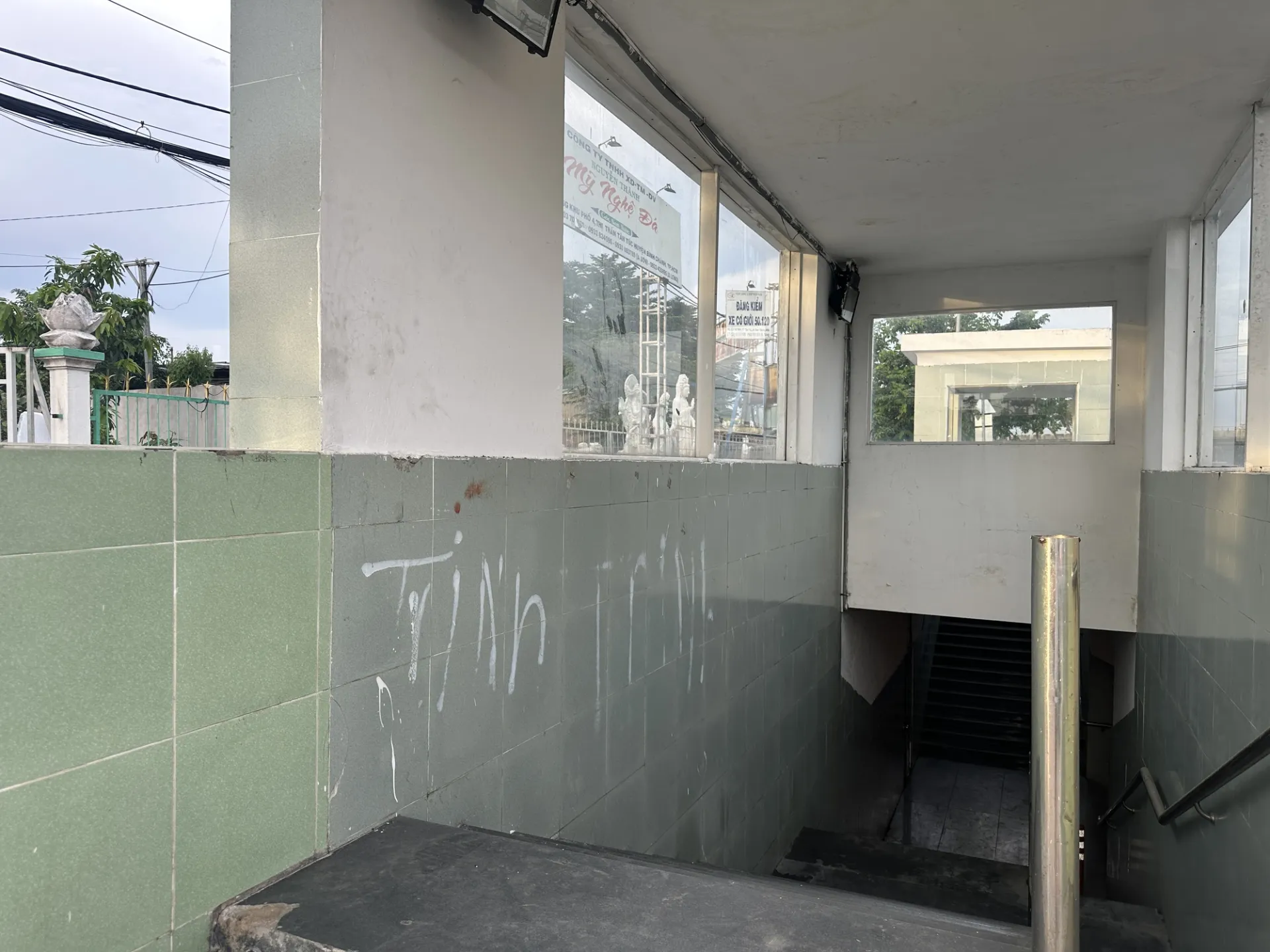 duoi-ham-chui-danh-cho-nguoi-di-bo-co-gi-ma-khien-nguoi-dan-bat-chap-nguy-hiem-qua-duong-chu-khong-dam-xuong (1)