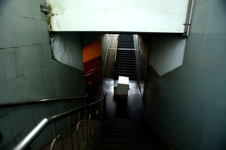 duoi-ham-chui-danh-cho-nguoi-di-bo-co-gi-ma-khien-nguoi-dan-bat-chap-nguy-hiem-qua-duong-chu-khong-dam-xuong (18)