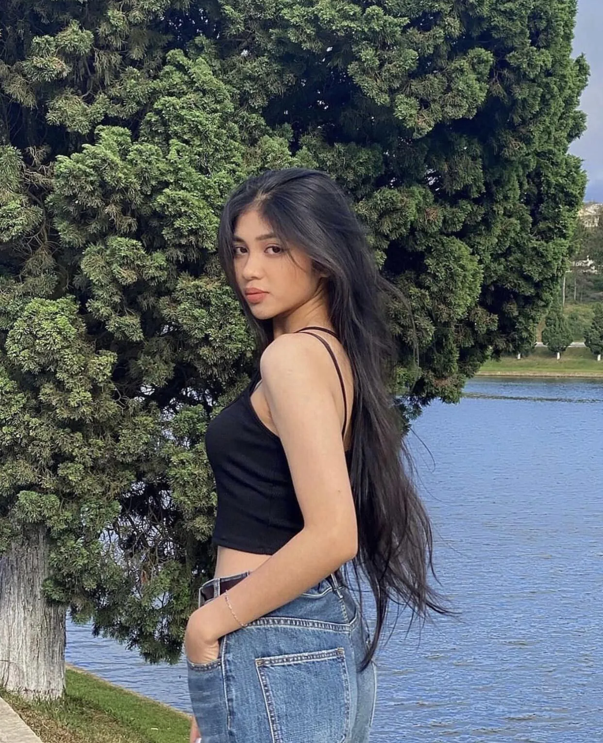 nhan-sac-doi-thoi-xinh-dep-cuon-hut-cua-a-hau-2-miss-word-viet-nam-2023-huynh-minh-kien-khac-xa-dem-chung-ket (13)