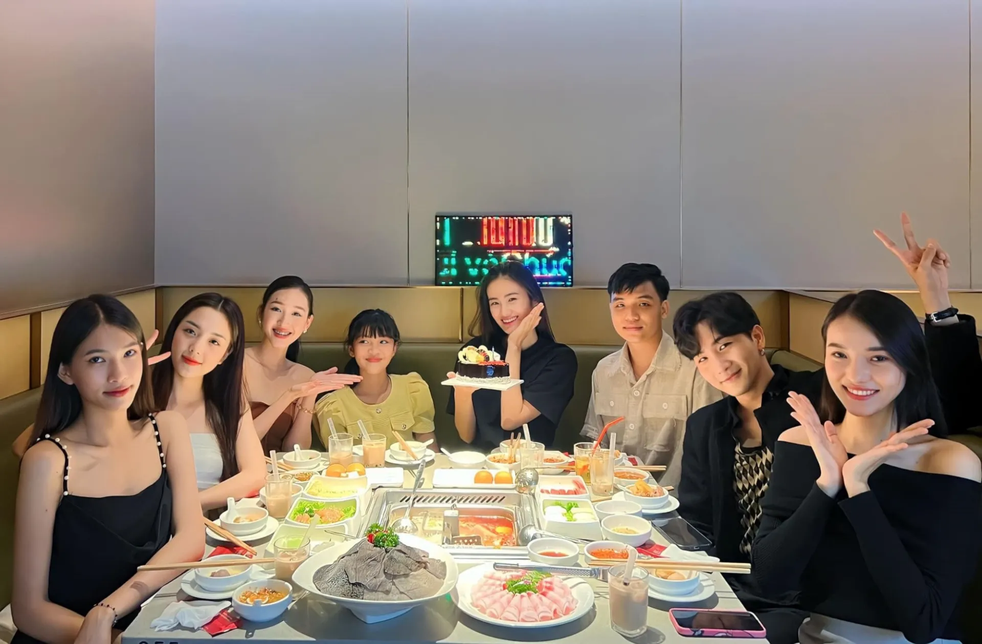 lien-tuc-bi-nhac-ten-tren-mang-ban-trai-tan-hoa-hau-y-nhi-khong-chiu-noi-co-dong-thai-moi-gay-chu-y (9)