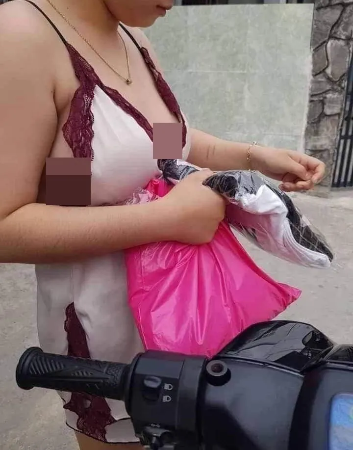 so-shipper-doi-lau-nguoi-phu-nu-khong-kip-mac-quan-chay-ra-lay-hang-khien-anh-shipper-keu-troi (4)