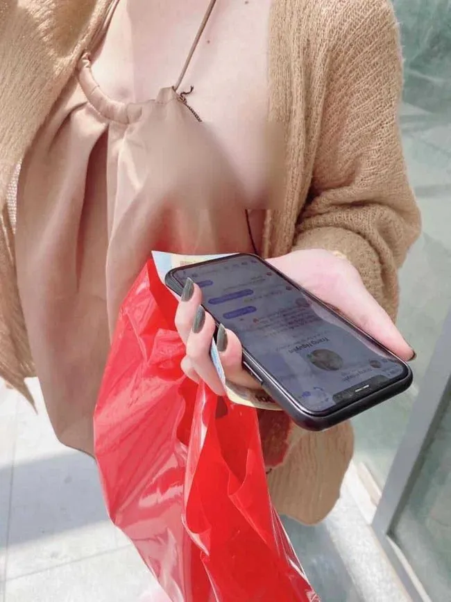 so-shipper-doi-lau-nguoi-phu-nu-khong-kip-mac-quan-chay-ra-lay-hang-khien-anh-shipper-keu-troi (5)