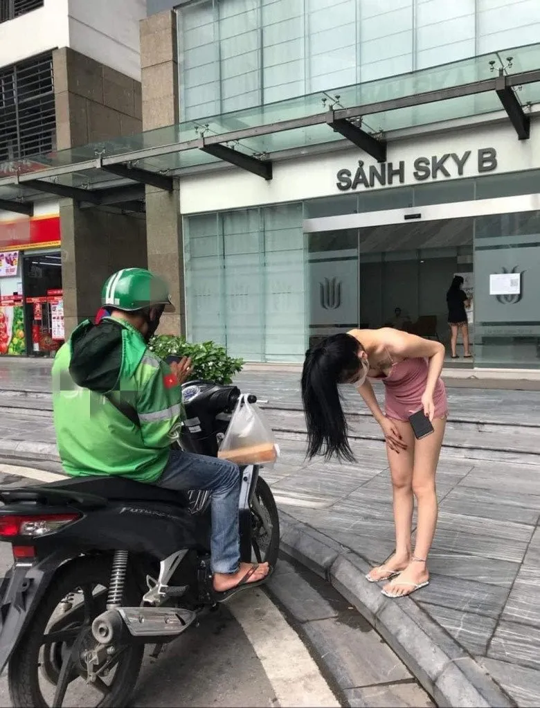 so-shipper-doi-lau-nguoi-phu-nu-khong-kip-mac-quan-chay-ra-lay-hang-khien-anh-shipper-keu-troi (6)
