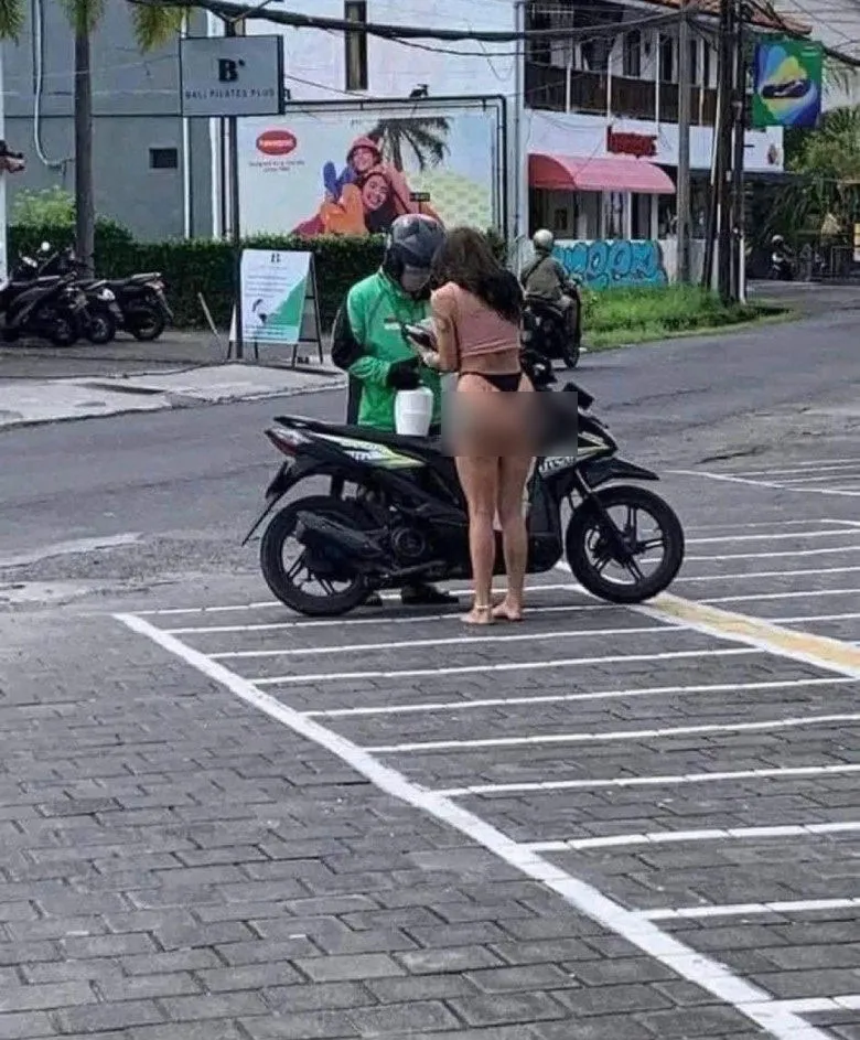 so-shipper-doi-lau-nguoi-phu-nu-khong-kip-mac-quan-chay-ra-lay-hang-khien-anh-shipper-keu-troi (7)