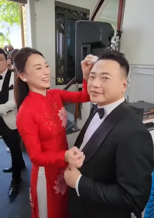 xon-xao-clip-phuong-oanh-lau-tung-giot-mo-hoi-cho-shark-binh-hon-ho-khen-chong-tre-nhu-hong-hai-nhi (5)