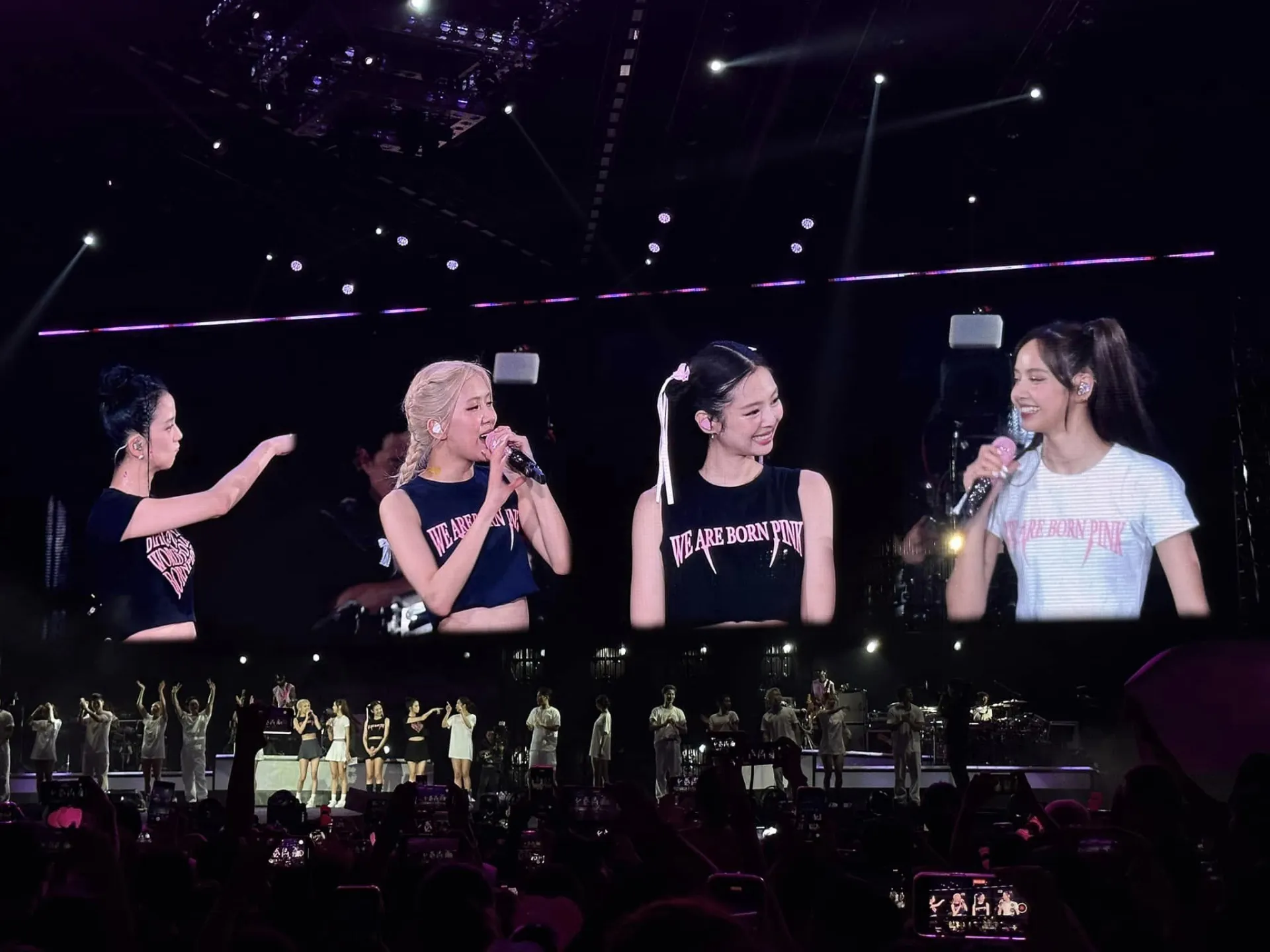 blackpink-dien-qua-hay-dan-tinh-quay-xe-san-gia-ngay-2-gia-vip-duoc-day-den-mua-40-trieu-dong-mot-cap (2)