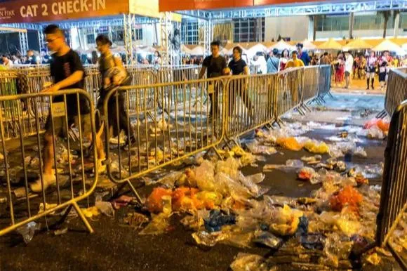 svd-my-dinh-ngap-tran-rac-sau-dem-dien-dau-tien-cua-blackpink-rac-cong-nhan-don-ve-sinh-vat-va-ca-dem (4)