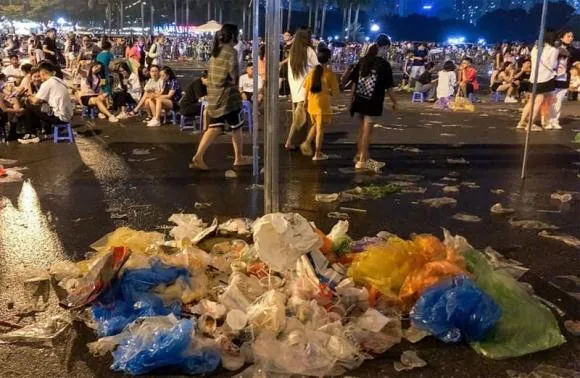 svd-my-dinh-ngap-tran-rac-sau-dem-dien-dau-tien-cua-blackpink-rac-cong-nhan-don-ve-sinh-vat-va-ca-dem (6)