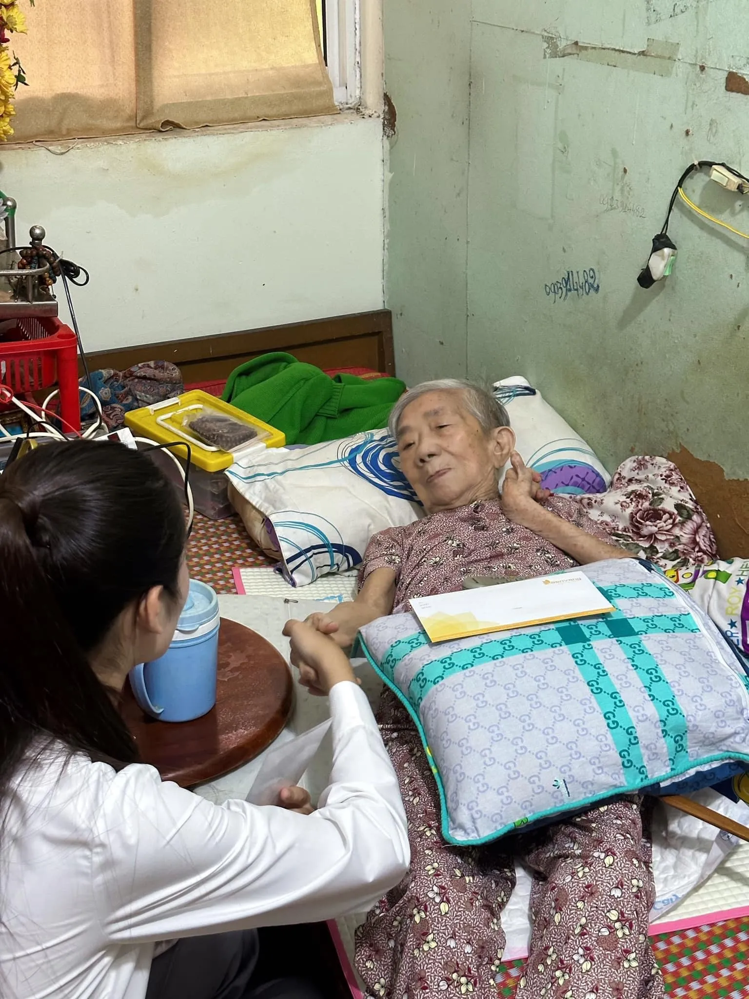 lo-hinh-anh-hoa-hau-y-nhi-di-chua-khan-vai-tang-cuong-tu-thien-sau-lien-hoan-drama-phat-ngon-va-mieng (1)