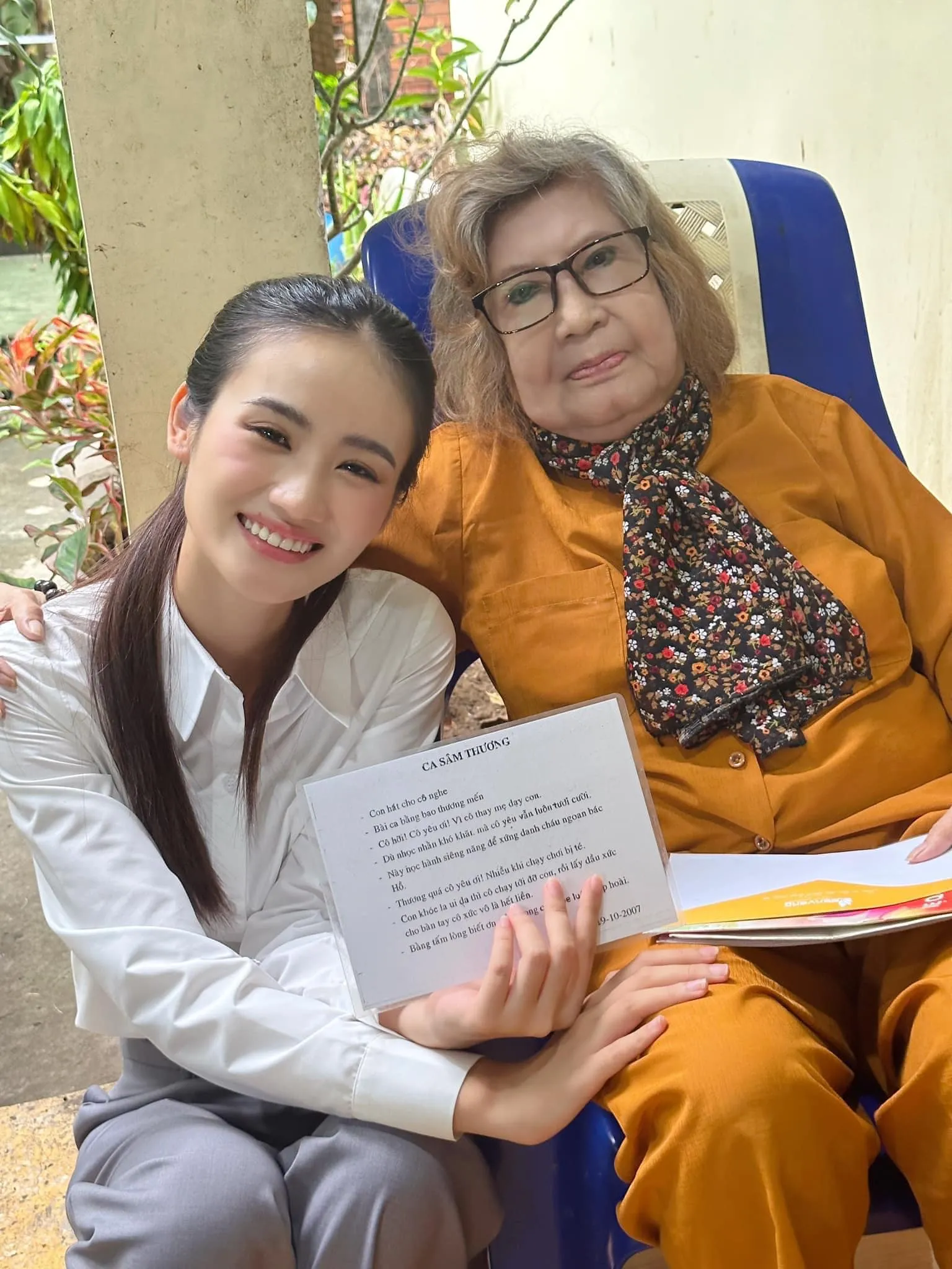 lo-hinh-anh-hoa-hau-y-nhi-di-chua-khan-vai-tang-cuong-tu-thien-sau-lien-hoan-drama-phat-ngon-va-mieng (2)