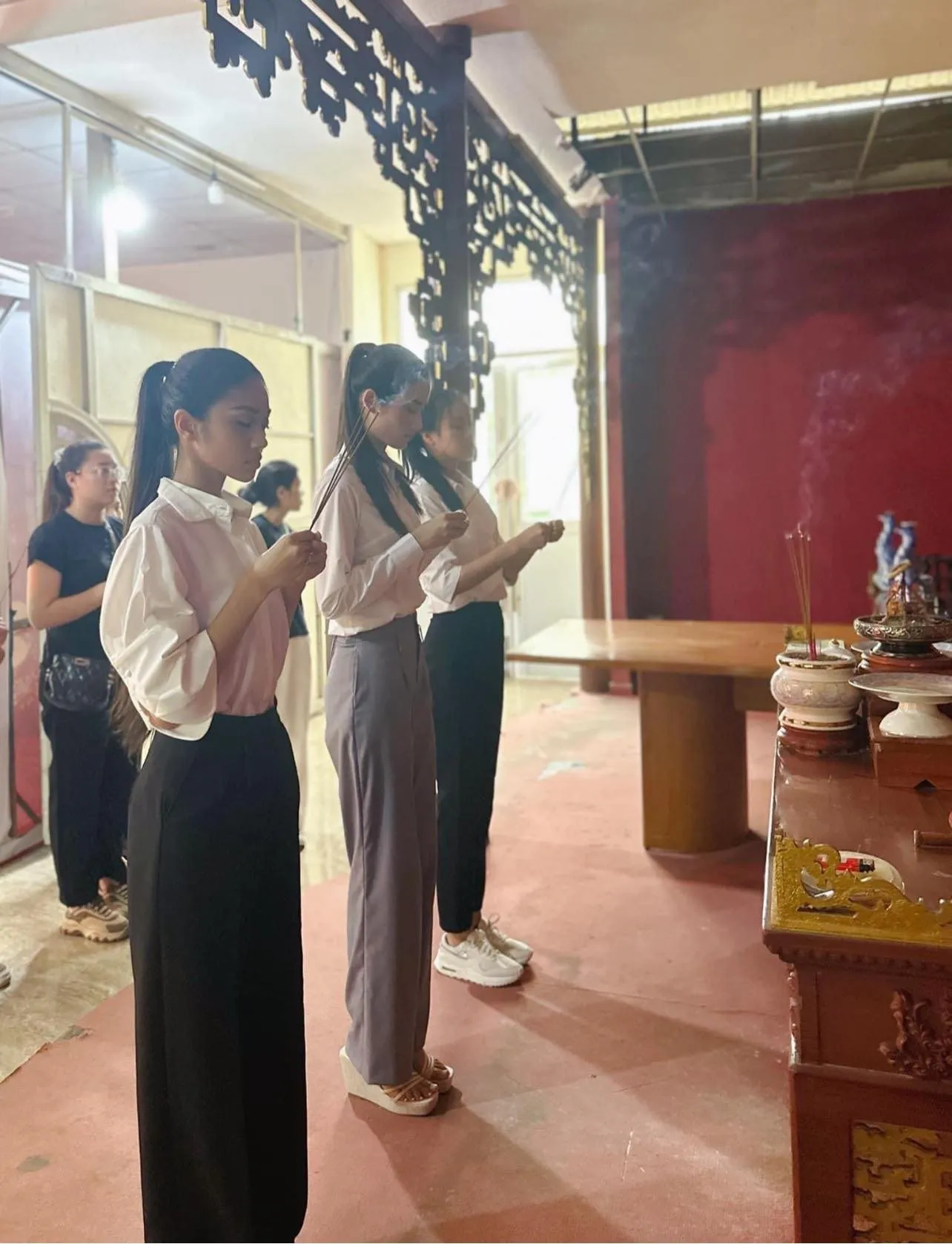 lo-hinh-anh-hoa-hau-y-nhi-di-chua-khan-vai-tang-cuong-tu-thien-sau-lien-hoan-drama-phat-ngon-va-mieng (3)