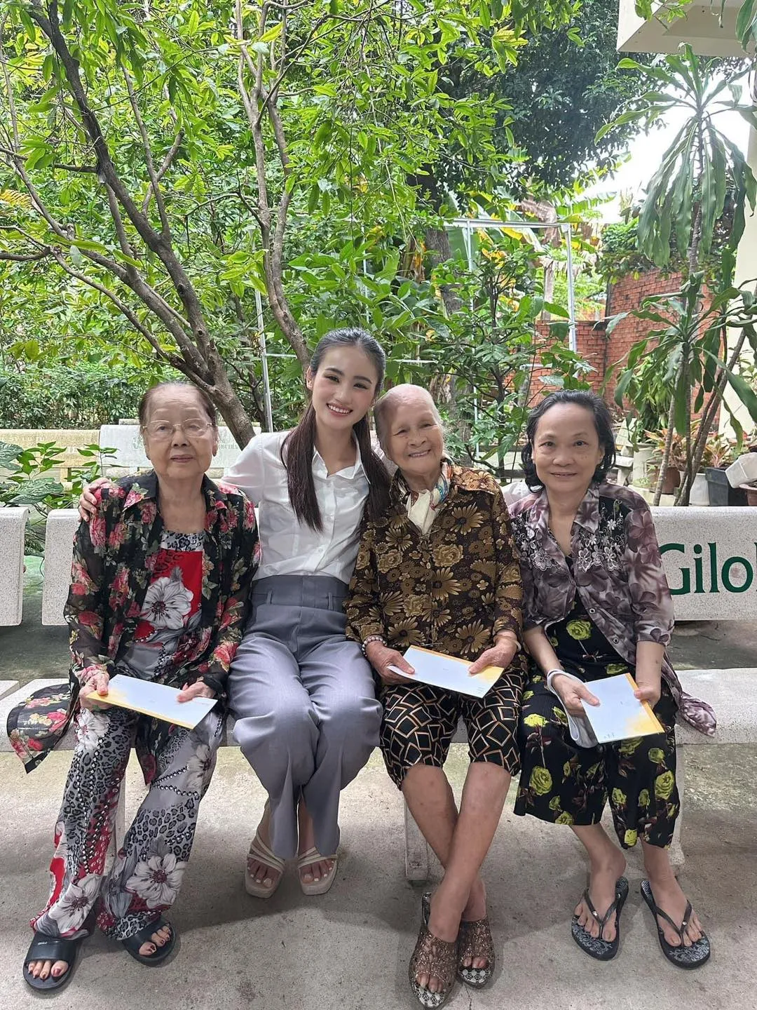 lo-hinh-anh-hoa-hau-y-nhi-di-chua-khan-vai-tang-cuong-tu-thien-sau-lien-hoan-drama-phat-ngon-va-mieng (6)