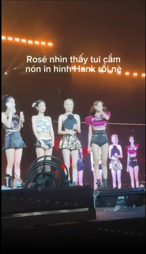 nu-ca-si-vbiz-du-idol-thanh-cong-duoc-rosie-blackpink-gio-tay-nhan-qua-vo-gia-viet-nam-ngay-trong-concert (1)