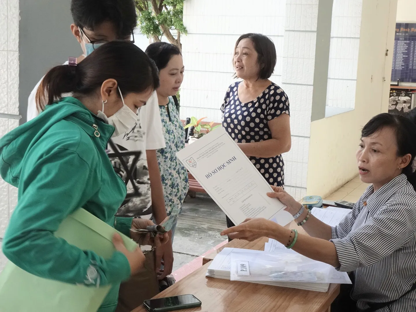 tphcm-khong-ha-diem-chuan-20000-hoc-sinh-rot-lop-10-cong-lap-tuyen-sinh-toan-thanh-pho-bi-xao-tron (7)