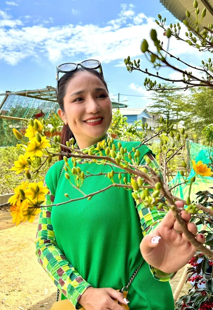 ba-moi-cat-tuong-lo-bung-bau-vuot-mat-khien-cdm-hoang-mang-nguoi-dan-ong-ke-can-hoa-ra-la-nguoi-quen-trong-showbiz (31)