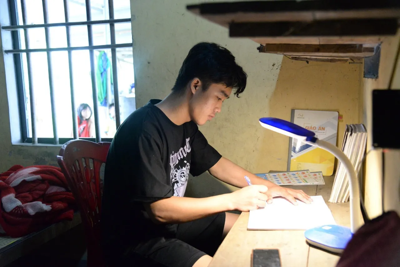 danh-keng-hop-thon-nho-giup-suc-ca-lnag-gia-tre-gop-gan-100-trieu-dong-cho-chang-trai-ngheo-vao-dai-hoc (4)
