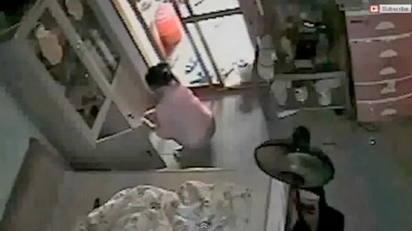 giup-viec-luong-thang-10-trieu-giau-bot-tien-di-cho-khien-con-chu-nha-nhap-vien-den-khi-bi-duoi-con-dua-loi-de-doa (5)