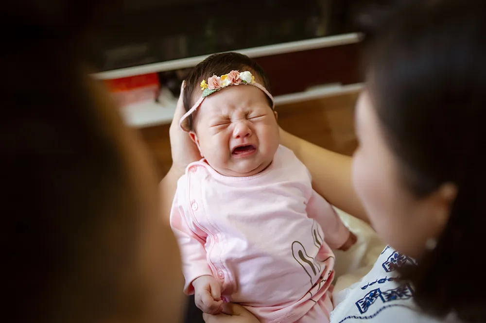 be-gai-7-thang-tuoi-lien-tuc-gao-khoc-di-kham-phat-hien-bao-thai-7kg-trong-da-day-khien-gia-dinh-choang-vang (2)