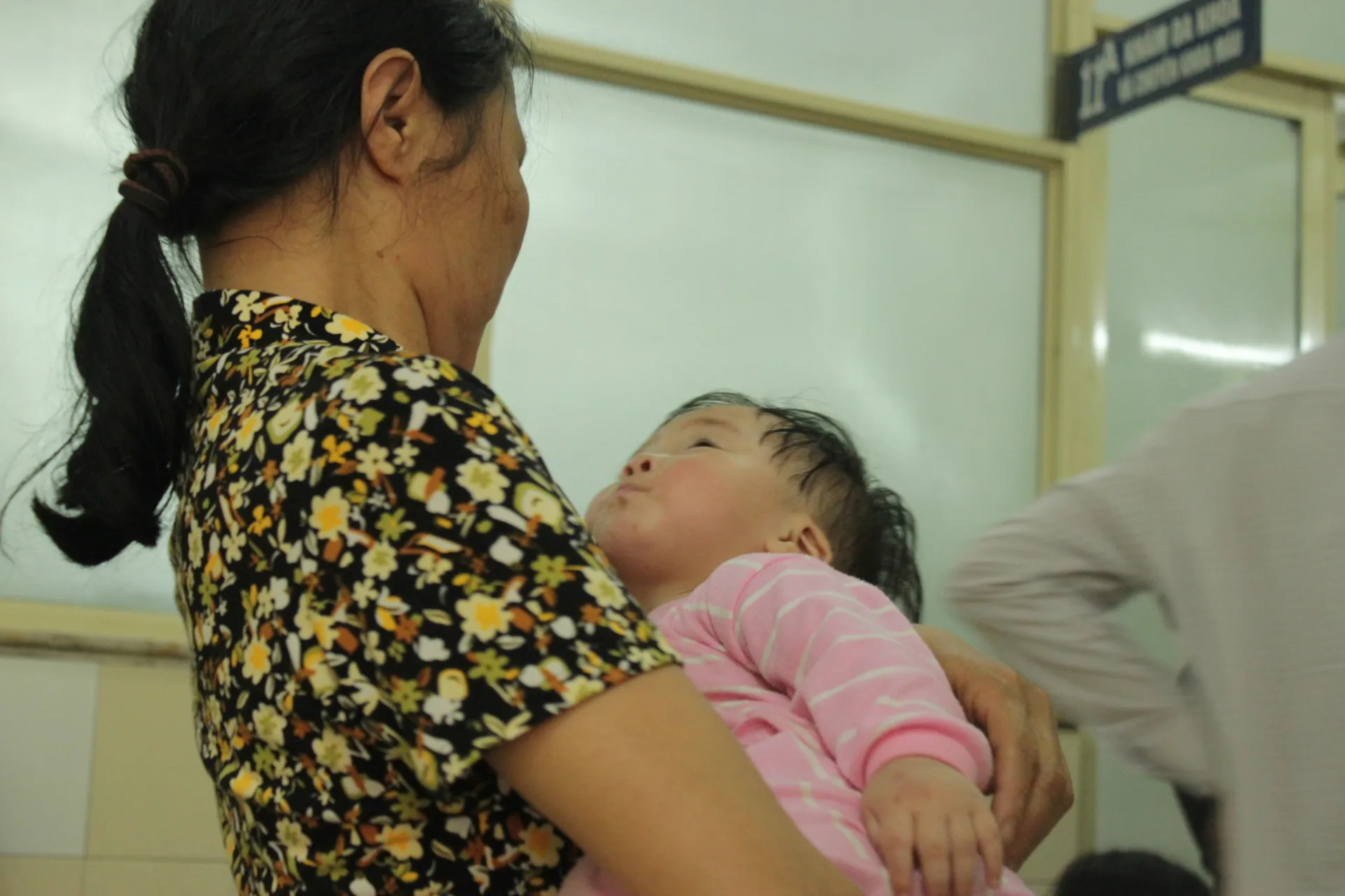 be-gai-7-thang-tuoi-lien-tuc-gao-khoc-di-kham-phat-hien-bao-thai-7kg-trong-da-day-khien-gia-dinh-choang-vang (3)