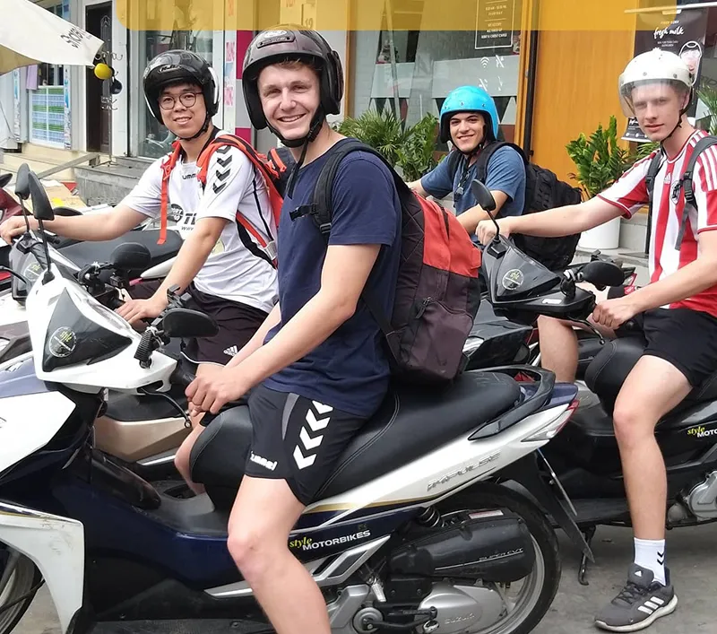 5-viec-lam-binh-thuong-cua-nguoi-viet-nam-hoa-phi-thuong-trong-mat-du-khach-uc-quoc-gia-khac-cung-tram-tro (12)