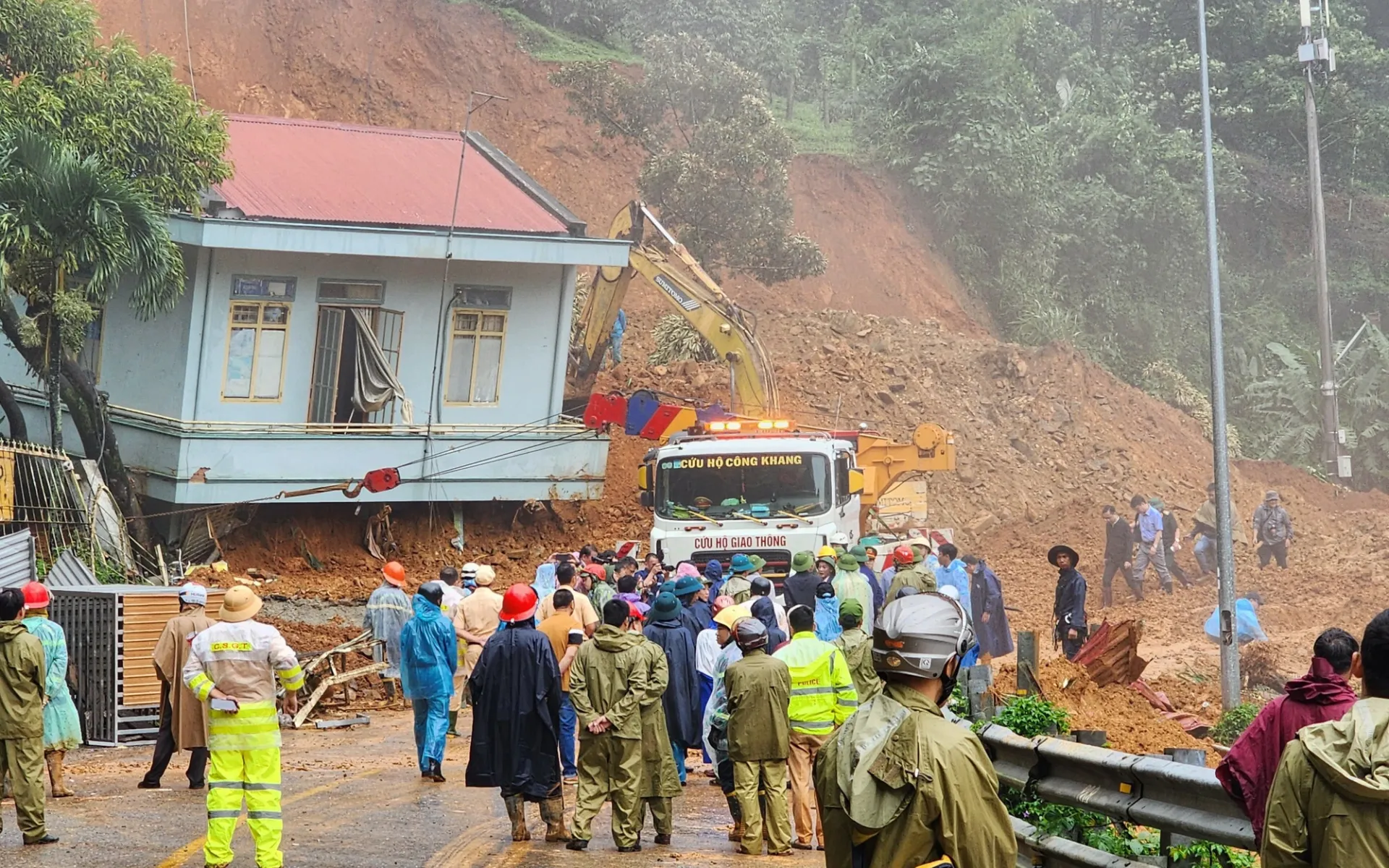 co-quan-khi-tuong-thuy-van-canh-bao-trong-6-gio-toi-52-huyen-thi-xa-phia-bac-co-nguy-co-lu-quet (1)