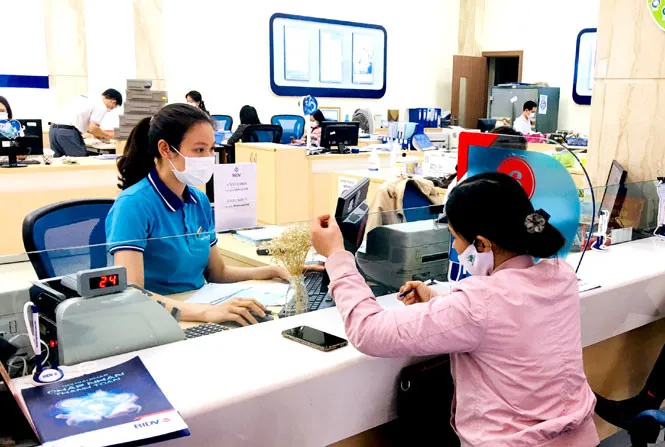 neu-khong-dung-the-ngan-hang-nua-khach-hang-luu-y-lam-viec-nay-som-de-tranh-dong-phi-ma-khong-biet (5)