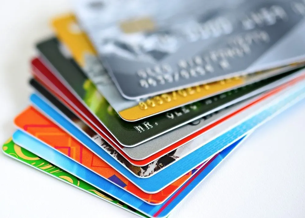 neu-khong-dung-the-ngan-hang-nua-khach-hang-luu-y-lam-viec-nay-som-de-tranh-dong-phi-ma-khong-biet (6)