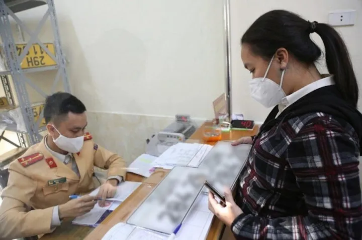 thoi-han-giai-quyet-cap-cap-bien-so-dinh-danh-khi-tiep-nhan-ho-so-dang-ky-xe-nguoi-dan-luu-ye-keo-bo-lo (2)