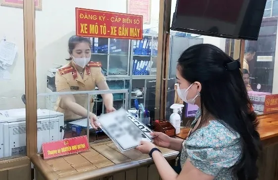 thoi-han-giai-quyet-cap-cap-bien-so-dinh-danh-khi-tiep-nhan-ho-so-dang-ky-xe-nguoi-dan-luu-ye-keo-bo-lo (3)