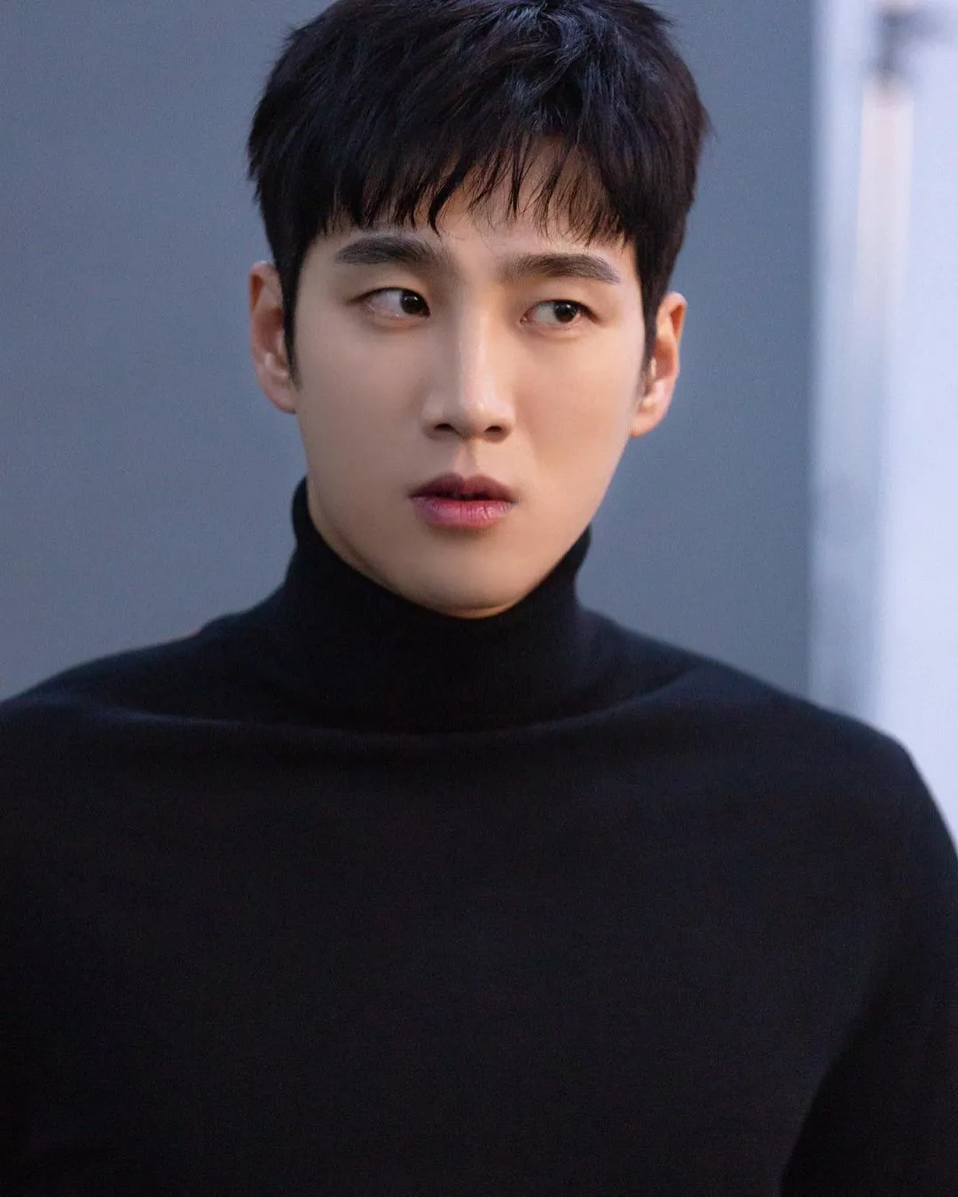 vua-cong-khai-yeu-nhau-ban-trai-jisoo-blackpink-vuong-tranh-cai-nhan-cach-mac-benh-ngoi-sao-chen-ep-nhan-vien-nu (1)