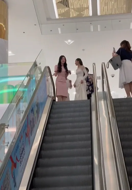 het-hoa-hau-2-a-hau-minh-kien-va-thuy-linh-co-hanh-dong-gay-tranh-cai-tai-trung-tam-thuong-mai (1)