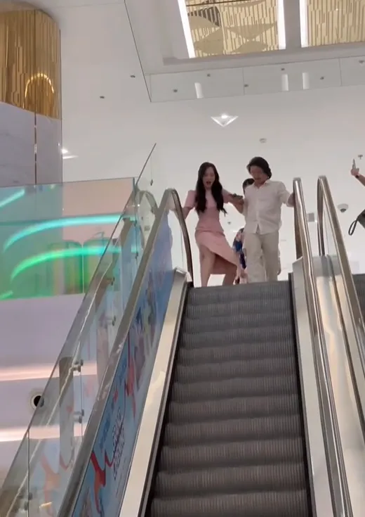 het-hoa-hau-2-a-hau-minh-kien-va-thuy-linh-co-hanh-dong-gay-tranh-cai-tai-trung-tam-thuong-mai (2)